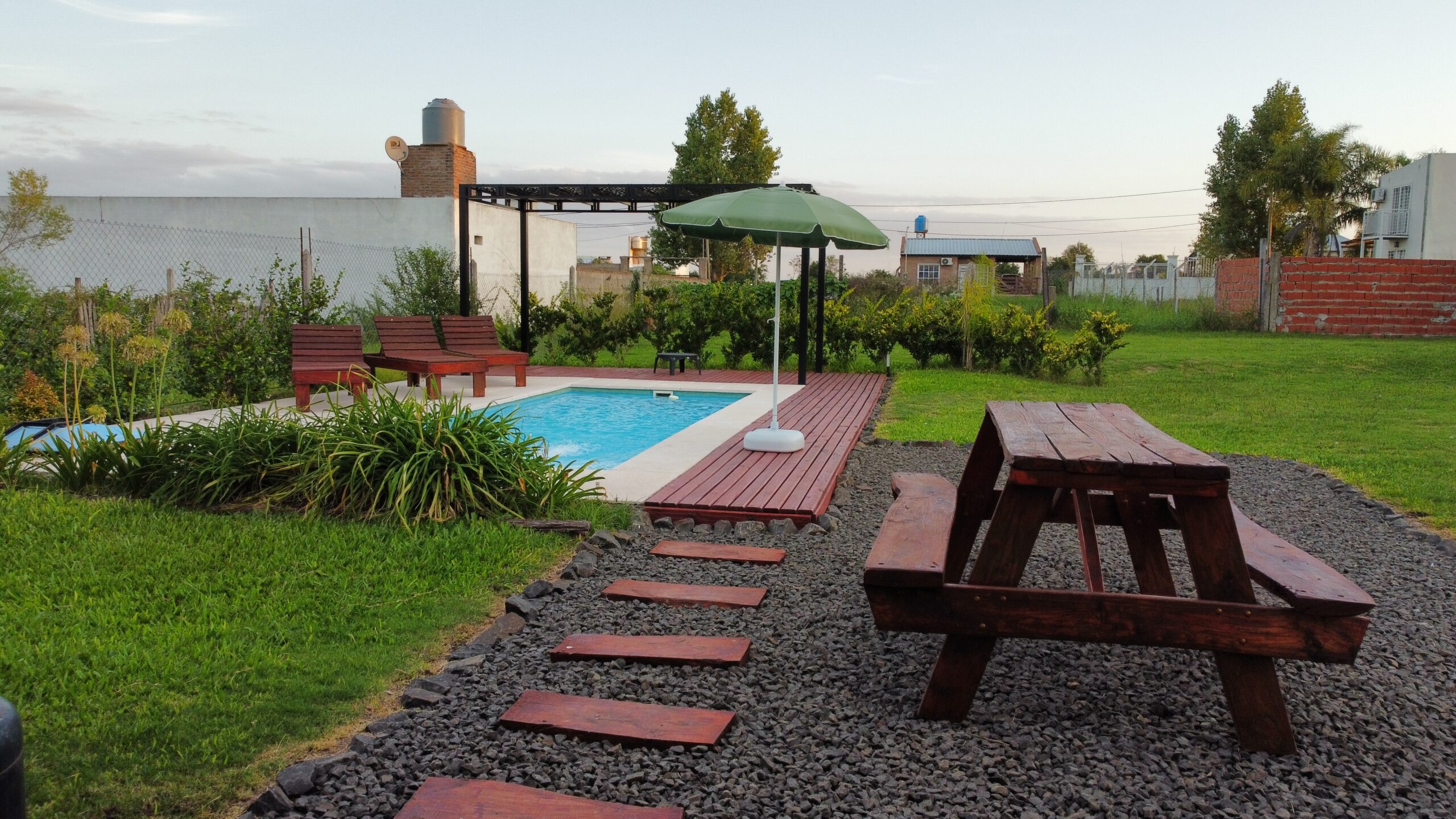 pileta-deck-casa-quinta-sauce-montrull